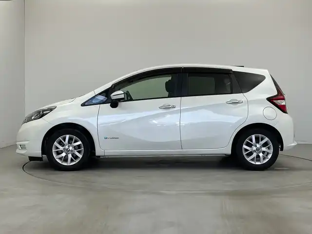 日産 ノート e－パワー X 新潟県 2019(令1)年 6.8万km ブリリアントホワイトパール ディーラー純正メモリナビ/(MM319D-W)/(CD.DVD.SD.フルセグ.Bluetooth)/アラウンドビューモニター/ナビ連動ドライブレコーダー/エマージェンシーブレーキ/レーンキープアシスト/ステアリングリモコン/LEDオートライト/フォグランプ/デジタルインナーミラー/エコモード/電動格納ウィンカーミラー/プッシュスタート/スマートキー×2/純正フロアマット