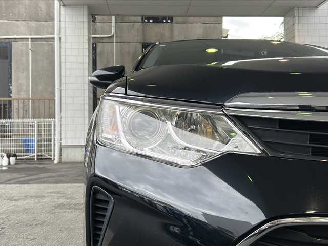 トヨタ カムリ ハイブリット Gパッケージ 京都府 2016(平28)年 10.5万km アティチュードブラックマイカ 純正ＳＤナビ　/（NSZN-W64T、7インチ）/フルセグＴＶ　/禁煙車　/バックカメラ　/Bluetooth/CD/DVD再生機能有/USB/クルーズコントロール/パワーステアリング/パワーウィンドウ　/Ｄ席パワーシート　/後席ベンチシート/スマートキー　/純正ＡＷ１７インチ/前後社外ドライブレコーダー/（CA-XDR50D)　/ウィンカーミラー/フロントフォグランプ/キセノンヘッドライト　/オートライト/電動格納ミラー　/アイドリングストップ　/デュアルエアコン/横滑り防止装置/盗難防止装置/Wサイドエアバッグ/カーテンエアバッグ/衝突被害軽減ブレーキ