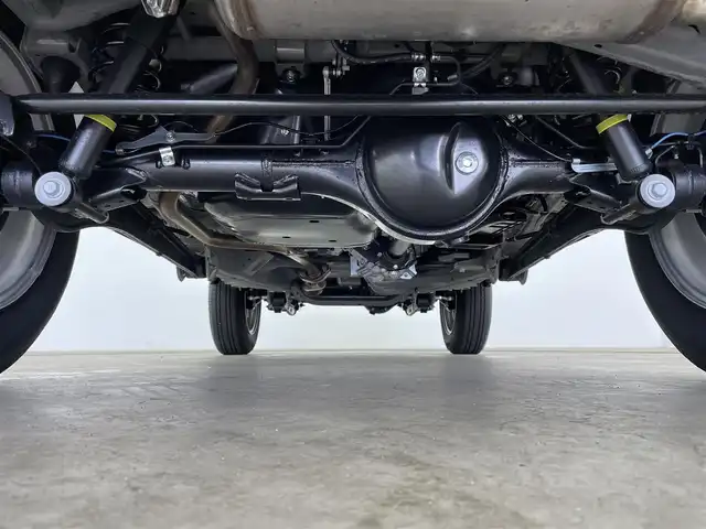 スズキ ジムニー XC 大分県 2025(令7)年 0.2万km ミディアムグレー 社外フローティングナビ/フルセグTV/Bluetooth/AM/FM/スズキセーフティーサポート/デュアルセンサーブレーキサポート/標識認識機能/車線逸脱警報機能/ふらつき警報機能/先行車発進お知らせ機能/ハイビームアシスト/クルーズコントロール/ETC/プッシュスタート/アイドリングストップ/バックカメラ/LED