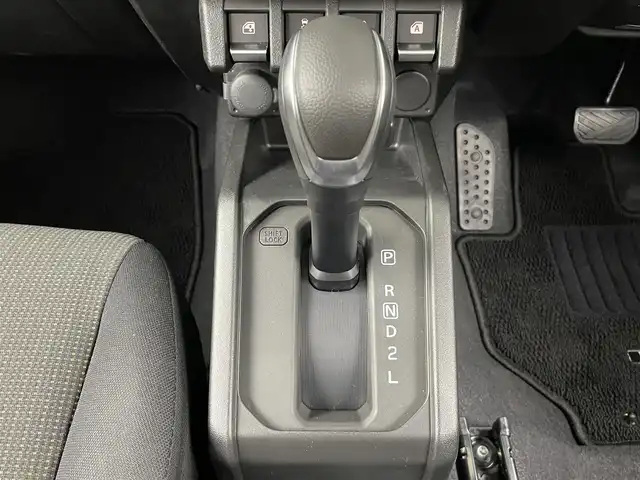スズキ ジムニー XC 大分県 2025(令7)年 0.2万km ミディアムグレー 社外フローティングナビ/フルセグTV/Bluetooth/AM/FM/スズキセーフティーサポート/デュアルセンサーブレーキサポート/標識認識機能/車線逸脱警報機能/ふらつき警報機能/先行車発進お知らせ機能/ハイビームアシスト/クルーズコントロール/ETC/プッシュスタート/アイドリングストップ/バックカメラ/LED