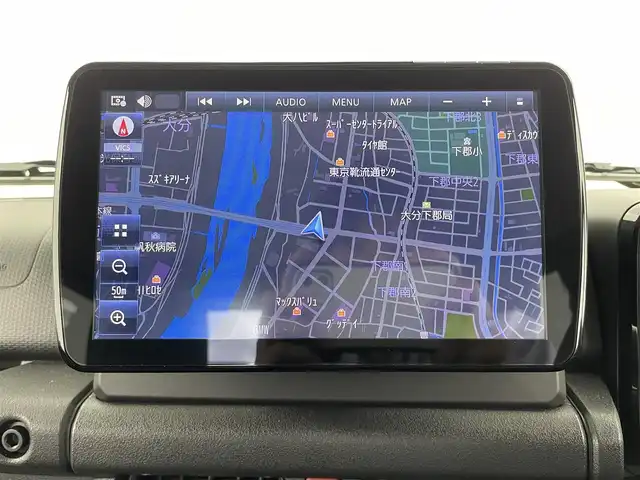 スズキ ジムニー XC 大分県 2025(令7)年 0.2万km ミディアムグレー 社外フローティングナビ/フルセグTV/Bluetooth/AM/FM/スズキセーフティーサポート/デュアルセンサーブレーキサポート/標識認識機能/車線逸脱警報機能/ふらつき警報機能/先行車発進お知らせ機能/ハイビームアシスト/クルーズコントロール/ETC/プッシュスタート/アイドリングストップ/バックカメラ/LED