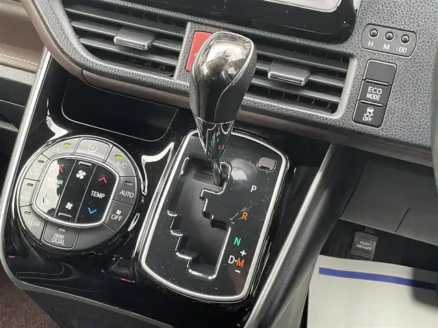 トヨタ エスクァイア Gi 鳥取県 2014(平26)年 12.2万km ブラック (株)IDOMが運営する【じしゃロン鳥取店】の自社ローン専用車両になります。こちらは現金またはオートローンご利用時の価格です。自社ローンご希望の方は別途その旨お申付け下さい/サンルーフ/純正ナビ（NSLM-W68）/・ラジオ/BT/バックカメラ/両側パワースライドドア/LEDオートライト/オートハイビーム/クルーズコントロール/ウッドコンビステアリング/ステアリングスイッチ/全席シートヒーター/専用レザーシート/ビルトインETC/スマートキー/プッシュスタート