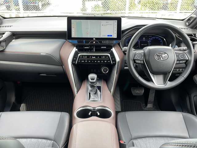 トヨタ ハリアー Z 山口県 2024(令6)年 1.1万km プレシャスブラックパール ワンオーナー/純正12.3型メーカーナビ/・JBLサウンド/・AM/FM/USB/Mira cast/フルセグテレビ/パノラミックビューモニター/デジタルインナーミラー/ETC2.0/ヘッドアップディスプレイ/ブラインドスポットモニター/LEDヘッドライト/オートライト/フォグランプ/左右独立温度コントロールフルオートエアコン/運転席パワーシート/電動パーキングブレーキ/オートブレーキホールド/純正フロアマット/19インチ純正アルミホイール/ハーフレザーシート/電動リアゲート/スマートキー/スペア有/プッシュアップスタート/Toyota Safety Sense/・プリクラッシュセーフティ/・レーントレーシングアシスト/・レーンディパーチャーアラート/・レーダークルーズコントロール/・アダプティブハイビームシステム/取り扱い説明書/保証書