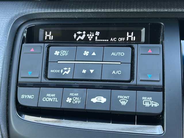 ホンダ ステップワゴン スパーダ ホンダセンシング 秋田県 2018(平30)年 8.1万km プラチナホワイトパール ・メーカーナビ/・衝突軽減/・バックカメラ/・ETC/・Bluetooth/・CD/・DVD/・フルセグ/・両側パワスラ/・オートライト/・LEDヘッドライト/・レーンキープ/・クルーズコントロール/・ABS/・横滑り防止/・4WD/・純正フロアマット/・純正アルミホイール/・記録簿/・取扱説明書