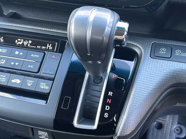 ホンダ ステップワゴン スパーダ ホンダセンシング 秋田県 2018(平30)年 8.1万km プラチナホワイトパール ・メーカーナビ/・衝突軽減/・バックカメラ/・ETC/・Bluetooth/・CD/・DVD/・フルセグ/・両側パワスラ/・オートライト/・LEDヘッドライト/・レーンキープ/・クルーズコントロール/・ABS/・横滑り防止/・4WD/・純正フロアマット/・純正アルミホイール/・記録簿/・取扱説明書