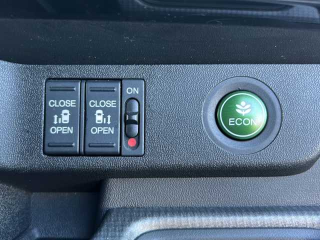 ホンダ ステップワゴン スパーダ ホンダセンシング 秋田県 2018(平30)年 8.1万km プラチナホワイトパール ・メーカーナビ/・衝突軽減/・バックカメラ/・ETC/・Bluetooth/・CD/・DVD/・フルセグ/・両側パワスラ/・オートライト/・LEDヘッドライト/・レーンキープ/・クルーズコントロール/・ABS/・横滑り防止/・4WD/・純正フロアマット/・純正アルミホイール/・記録簿/・取扱説明書