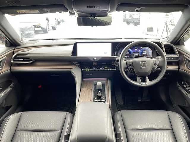 トヨタ クラウン Z 兵庫県 2024(令6)年 2.9万km プレシャスホワイトパール ・ワンオーナー車/・12.3インチナビ/TV/USB/Bluetooth/Miracast/・パノラミックビューモニター/・ビルトインETC2.0/・デジタルインナーミラー/・前後ドライブレコーダー/・パドルシフト/・AC100V 1500W/・ブラックパッケージ/・本革シート/・全席パワーシート/・全席シートヒーター/・全席シートベンチレーション/・後席リフレッシュシート/・全ドアイージークローザー/・パワートランクリッド/・ステアリングヒーター/・ワイヤレス充電/・ヘッドアップディスプレイ/・トヨタチームメイト/・アドバンストパーク/・アドバンストドライブ/・Toyota　Safety　Sense/・プリクラッシュセーフティ/・フロントクロストラフィックアラート/・レーンチェンジングアシスト/・レーントレーシングアシスト/・レーンディパチャーアラート/・レーダークルーズコントロール/・アダプティブハイビームアシスト/・ロードサインアシスト/・ドライバー異常対応システム/・プロアクティブドライビングアシスト/・発進遅れ告知機能/・ブラインドスポットモニター/・安心降車アシスト/・パーキングサポートブレーキ/・クリアランスソナー