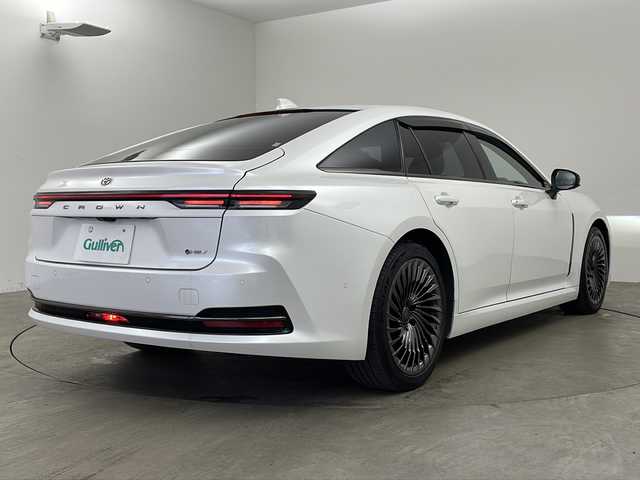 トヨタ クラウン Z 兵庫県 2024(令6)年 2.9万km プレシャスホワイトパール ・ワンオーナー車/・12.3インチナビ/TV/USB/Bluetooth/Miracast/・パノラミックビューモニター/・ビルトインETC2.0/・デジタルインナーミラー/・前後ドライブレコーダー/・パドルシフト/・AC100V 1500W/・ブラックパッケージ/・本革シート/・全席パワーシート/・全席シートヒーター/・全席シートベンチレーション/・後席リフレッシュシート/・全ドアイージークローザー/・パワートランクリッド/・ステアリングヒーター/・ワイヤレス充電/・ヘッドアップディスプレイ/・トヨタチームメイト/・アドバンストパーク/・アドバンストドライブ/・Toyota　Safety　Sense/・プリクラッシュセーフティ/・フロントクロストラフィックアラート/・レーンチェンジングアシスト/・レーントレーシングアシスト/・レーンディパチャーアラート/・レーダークルーズコントロール/・アダプティブハイビームアシスト/・ロードサインアシスト/・ドライバー異常対応システム/・プロアクティブドライビングアシスト/・発進遅れ告知機能/・ブラインドスポットモニター/・安心降車アシスト/・パーキングサポートブレーキ/・クリアランスソナー