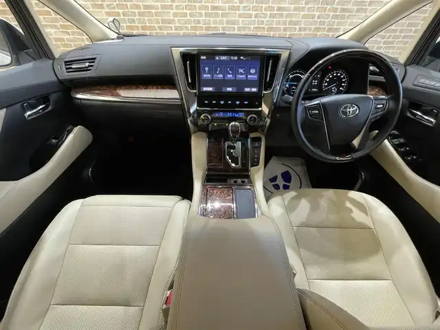 トヨタ アルファードハイブリット 岩手県 2019(令1)年 4.6万km ホワイトパールクリスタルシャイン ４WD/MTモード付AT/両側パワースライドドア/パワーバックドア/100V電源/パワーシート/プリクラッシュセーフティ/レーンアシスト/コーナーセンサー/パーキングサポートブレーキ/ロードサインアシスト/先行車発進告知機能/クルーズコントロール/アイドリングストップ/横滑り防止装置/オートライト/オートハイビーム/オットマン/オールオートパワーウィンドウ/純正ナビ/純正フロアマット/ドライブレコーダー/ETC2.0