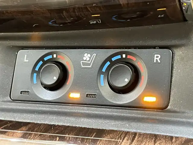 トヨタ アルファードハイブリット 岩手県 2019(令1)年 4.6万km ホワイトパールクリスタルシャイン ４WD/MTモード付AT/両側パワースライドドア/パワーバックドア/100V電源/パワーシート/プリクラッシュセーフティ/レーンアシスト/コーナーセンサー/パーキングサポートブレーキ/ロードサインアシスト/先行車発進告知機能/クルーズコントロール/アイドリングストップ/横滑り防止装置/オートライト/オートハイビーム/オットマン/オールオートパワーウィンドウ/純正ナビ/純正フロアマット/ドライブレコーダー/ETC2.0