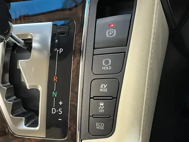 トヨタ アルファードハイブリット 岩手県 2019(令1)年 4.6万km ホワイトパールクリスタルシャイン ４WD/MTモード付AT/両側パワースライドドア/パワーバックドア/100V電源/パワーシート/プリクラッシュセーフティ/レーンアシスト/コーナーセンサー/パーキングサポートブレーキ/ロードサインアシスト/先行車発進告知機能/クルーズコントロール/アイドリングストップ/横滑り防止装置/オートライト/オートハイビーム/オットマン/オールオートパワーウィンドウ/純正ナビ/純正フロアマット/ドライブレコーダー/ETC2.0