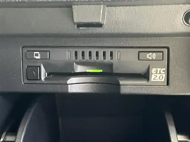 トヨタ アルファードハイブリット 岩手県 2019(令1)年 4.6万km ホワイトパールクリスタルシャイン ４WD/MTモード付AT/両側パワースライドドア/パワーバックドア/100V電源/パワーシート/プリクラッシュセーフティ/レーンアシスト/コーナーセンサー/パーキングサポートブレーキ/ロードサインアシスト/先行車発進告知機能/クルーズコントロール/アイドリングストップ/横滑り防止装置/オートライト/オートハイビーム/オットマン/オールオートパワーウィンドウ/純正ナビ/純正フロアマット/ドライブレコーダー/ETC2.0