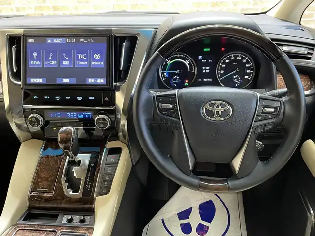 トヨタ アルファードハイブリット 岩手県 2019(令1)年 4.6万km ホワイトパールクリスタルシャイン ４WD/MTモード付AT/両側パワースライドドア/パワーバックドア/100V電源/パワーシート/プリクラッシュセーフティ/レーンアシスト/コーナーセンサー/パーキングサポートブレーキ/ロードサインアシスト/先行車発進告知機能/クルーズコントロール/アイドリングストップ/横滑り防止装置/オートライト/オートハイビーム/オットマン/オールオートパワーウィンドウ/純正ナビ/純正フロアマット/ドライブレコーダー/ETC2.0