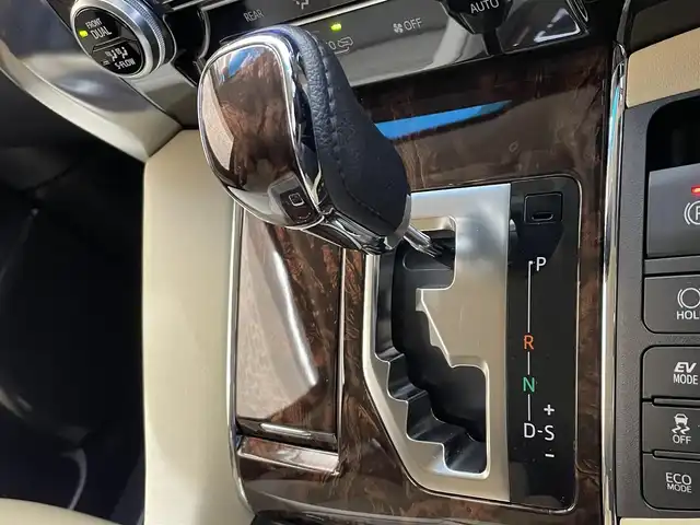 トヨタ アルファードハイブリット 岩手県 2019(令1)年 4.6万km ホワイトパールクリスタルシャイン ４WD/MTモード付AT/両側パワースライドドア/パワーバックドア/100V電源/パワーシート/プリクラッシュセーフティ/レーンアシスト/コーナーセンサー/パーキングサポートブレーキ/ロードサインアシスト/先行車発進告知機能/クルーズコントロール/アイドリングストップ/横滑り防止装置/オートライト/オートハイビーム/オットマン/オールオートパワーウィンドウ/純正ナビ/純正フロアマット/ドライブレコーダー/ETC2.0