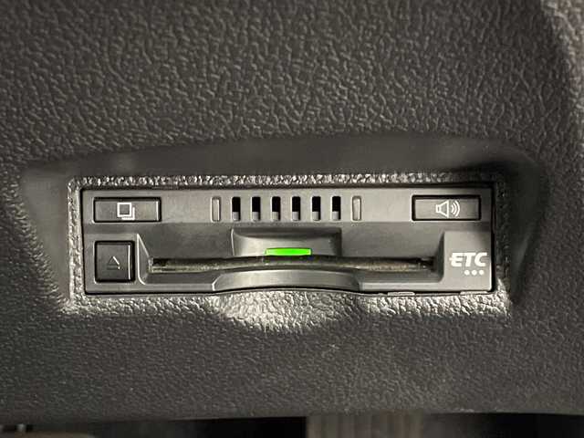 トヨタ プリウス Sセーフティプラス 群馬県 2018(平30)年 4.2万km ホワイトパールクリスタルシャイン 純正ナビ　バックカメラ　ビルトインＥＴＣ　前後ドラレコ　パーキングアシスト　ＢＳＭ　衝突被害軽減ブレーキ　レーンアシスト　クリアランスソナー　アダプティブクルーズコントロール　ＬＥＤライト　禁煙車