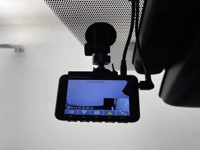 トヨタ プリウス Sセーフティプラス 群馬県 2018(平30)年 4.2万km ホワイトパールクリスタルシャイン 純正ナビ　バックカメラ　ビルトインＥＴＣ　前後ドラレコ　パーキングアシスト　ＢＳＭ　衝突被害軽減ブレーキ　レーンアシスト　クリアランスソナー　アダプティブクルーズコントロール　ＬＥＤライト　禁煙車