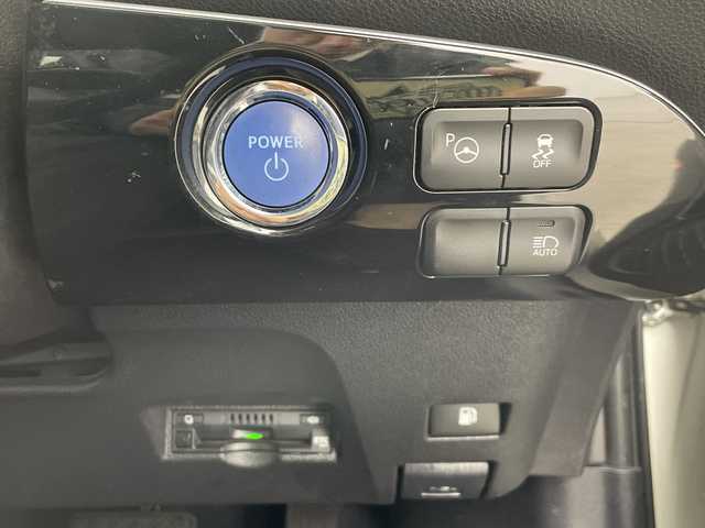 トヨタ プリウス Sセーフティプラス 群馬県 2018(平30)年 4.2万km ホワイトパールクリスタルシャイン 純正ナビ　バックカメラ　ビルトインＥＴＣ　前後ドラレコ　パーキングアシスト　ＢＳＭ　衝突被害軽減ブレーキ　レーンアシスト　クリアランスソナー　アダプティブクルーズコントロール　ＬＥＤライト　禁煙車