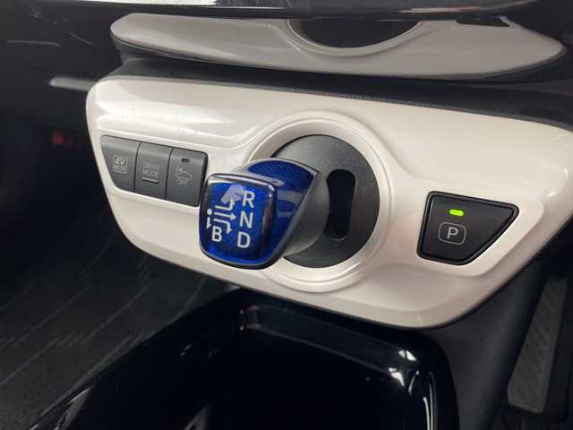 トヨタ プリウス Sセーフティプラス 群馬県 2018(平30)年 4.2万km ホワイトパールクリスタルシャイン 純正ナビ　バックカメラ　ビルトインＥＴＣ　前後ドラレコ　パーキングアシスト　ＢＳＭ　衝突被害軽減ブレーキ　レーンアシスト　クリアランスソナー　アダプティブクルーズコントロール　ＬＥＤライト　禁煙車