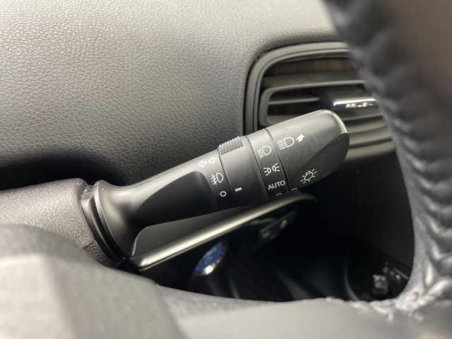 トヨタ プリウス Sセーフティプラス 群馬県 2018(平30)年 4.2万km ホワイトパールクリスタルシャイン 純正ナビ　バックカメラ　ビルトインＥＴＣ　前後ドラレコ　パーキングアシスト　ＢＳＭ　衝突被害軽減ブレーキ　レーンアシスト　クリアランスソナー　アダプティブクルーズコントロール　ＬＥＤライト　禁煙車