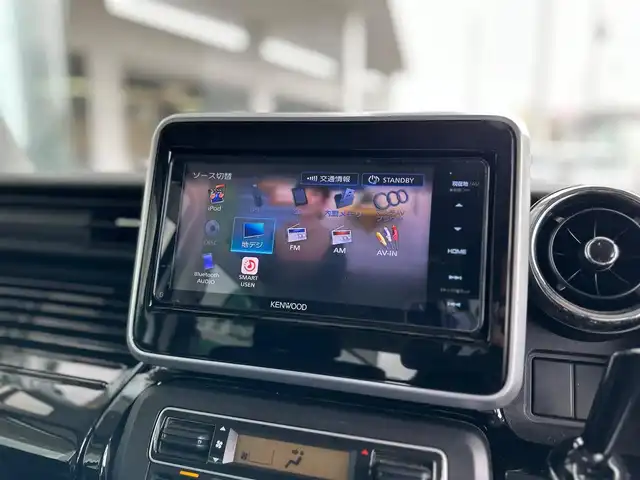 スズキ スペーシア カスタム HYBRID XS 京都府 2018(平30)年 4.2万km ピュアホワイトP スズキセーフティサポート/・デュアルセンサーブレーキサポート/・車線逸脱警報機能/・先行車発進お知らせ機能/・後退時ブレーキサポート/・ふらつき警報機能/・ハイビームアシスト/・後方誤発進抑制機能/KENWOODメモリーナビ、地デジ、Bluetooth/運転席シートヒーター/前後ドライブレコーダー/バックカメラ/LEDヘッドランプ/純正15インチアルミホイール