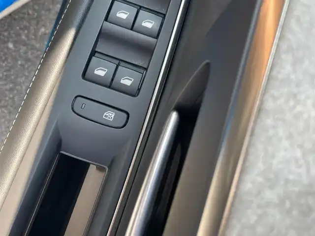 プジョー ３００８ GT ブルー HDi 滋賀県 2019(平31)年 4.4万km BLANC NACRE ファーストクラスパッケージ/・パノラミックガラスルーフ/・フロント360度カメラ/・パークアシスト/・マルチポイントランバーサポート/・運転席メモリー付き電動シート/・前席シートヒーター/ハーフレザーシート/オートテールゲート/純正ナビ/（USB/BT/CarPlay)/アダプティブクルーズコントロール/レーンキープアシスト/ブラインドスポットモニター/パーキングセンサー/インテリジェントハイビーム/ワイヤレス充電/スマートキー/ETC/フルLEDヘッドライト/純正18インチAW