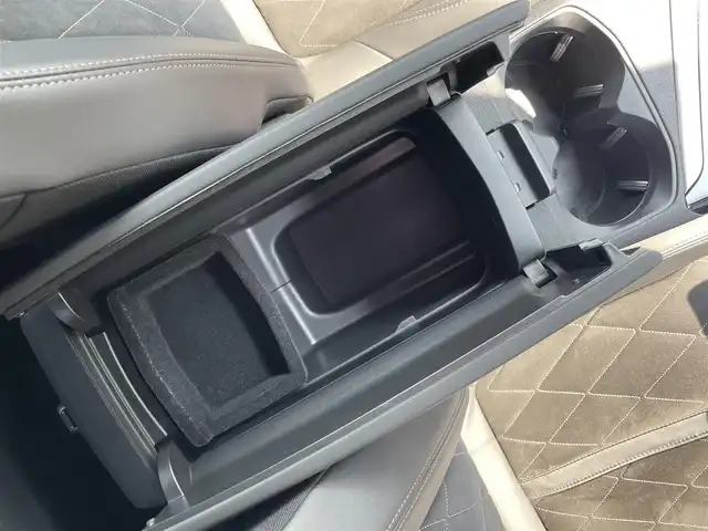 プジョー ３００８ GT ブルー HDi 滋賀県 2019(平31)年 4.4万km BLANC NACRE ファーストクラスパッケージ/・パノラミックガラスルーフ/・フロント360度カメラ/・パークアシスト/・マルチポイントランバーサポート/・運転席メモリー付き電動シート/・前席シートヒーター/ハーフレザーシート/オートテールゲート/純正ナビ/（USB/BT/CarPlay)/アダプティブクルーズコントロール/レーンキープアシスト/ブラインドスポットモニター/パーキングセンサー/インテリジェントハイビーム/ワイヤレス充電/スマートキー/ETC/フルLEDヘッドライト/純正18インチAW