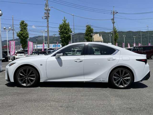 レクサス ＩＳ 300h Fスポーツ 山梨県 2021(令3)年 2.3万km ホワイトノーヴァガラスフレーク サンルーフ/黒革シート/純正メモリナビ/純正CD/Bluetooth接続/フルセグTV/全方位カメラ/ETC/前後ドライブレコーダー/前席パワーシート/前席シートヒーター/ステアリングヒーター/パドルシフト/レーダークルーズコントロール/取扱説明書/保証書