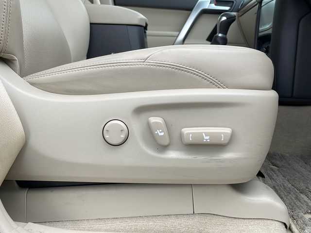 トヨタ ランドクルーザー プラド TX Lパッケージ 愛知県 2023(令5)年 4.9万km ホワイトパールクリスタルシャイン トヨタセーフティセンス/　・プリクラッシュセーフティ/　・レーンディパーチャーアラート/　・オートマチックハイビーム/　・レーダークルーズコントロール/ムーンルーフ　/純正メモリナビ/　　BT/フルセグTV/パノラミックビューモニター/バックカメラ/LEDオートライト/フォグランプ/レザーシート/パワーシート/シートヒーター　/エアシート　/純正19インチアルミホイール　/ブラインドスポットモニター/パーキングサポートブレーキ/ルーフレール/クリアランスソナー/スマートキー/ETC