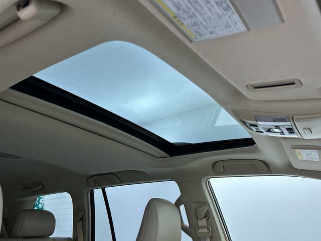 トヨタ ランドクルーザー プラド TX Lパッケージ 愛知県 2023(令5)年 4.9万km ホワイトパールクリスタルシャイン 純正メモリナビ/・フルセグ/・Bluetooth/・AppleCarPlay/・AndroidAuto/トヨタセーフティセンス/　・プリクラッシュセーフティ/　・レーンディパーチャーアラート/　・オートマチックハイビーム/　・レーダークルーズコントロール/サンルーフ/パノラミックビューモニター/バックカメラ/LEDオートライト/フォグランプ/レザーシート/パワーシート/シートヒーター　/エアシート　/純正19インチアルミホイール　/ブラインドスポットモニター/パーキングサポートブレーキ/ルーフレール/クリアランスソナー/スマートキー/ビルドインETC2.0/ヘッドライトウォッシャー/スペアキー