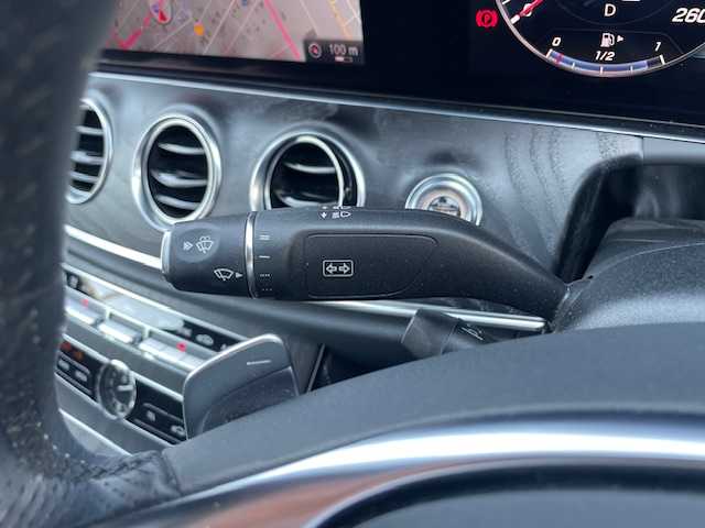 メルセデス・ベンツ Ｅ２５０ アバンギャルド スポーツ 三重県 2018(平30)年 1.9万km セレナイトグレー レザーパッケージ/・ナッパ革シート/・全席シートヒーター/・エアバランスパッケージ/・Burmesterサラウンドサウンドシステム/レーダーセーフティパッケージ/・アクティブディスタンスアシストディストロニック/・アクティブレーンチェンジアシスト/・アクティブエマージェンシーストップアシスト/・アクティブブラインドスポットアシスト/・アクティブレーンキーピングアシスト/・渋滞時緊急ブレーキ機能/・PRE-SAFEインパルスサイド/・PRE-SAFEプラス/・ステアリングパイロット/・アクティブブレーキアシスト/・緊急回避補助システム/・トラフィックサインアシスト/・PRE-SAFE/・PRE-SAFEサウンド/ターボ/純正HDDナビ/フルセグTV/【SD/Bluetooth/USB】/360°カメラシステム/ビルトインETC/ドライブレコーダー/パワートランクリッド/フットトランクオープナー/マルチビームLEDヘッドランプ/アダプティブハイビームアシストプラス/フロント245/40R19インチ純正AW/リア275/35R19インチ純正AW/プッシュスタート/スマートキー/スペアキー/純正フロアマット