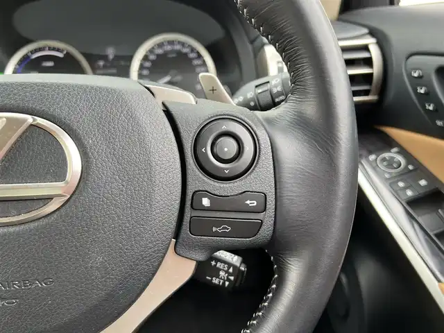 レクサス ＩＳ 300h バージョンL 栃木県 2016(平28)年 2.7万km ソニックチタニウム 純正ナビ/Bluetooth　CD　DVD/フルセグ　TV/バックカメラ/サンルーフ/・衝突軽減システム/・衝突軽減ブレーキ/・車線逸脱警報/・車線逸脱抑制機能/・歩行者検知機能/・ふらつき警報/・速度認識機能/・コーナーセンサー/クルーズコントロール/ステアリングスイッチ/シートヒーター/シートクーラー/パワーシート/オートライト/ヘッドライトLED