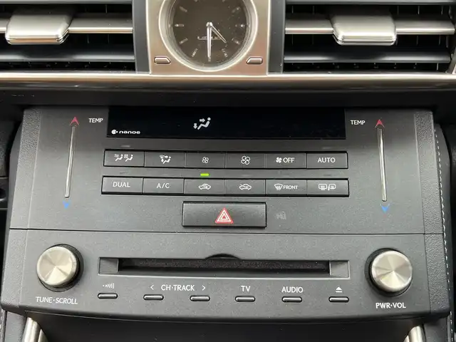 レクサス ＩＳ 300h バージョンL 栃木県 2016(平28)年 2.7万km ソニックチタニウム 純正ナビ/Bluetooth　CD　DVD/フルセグ　TV/バックカメラ/サンルーフ/・衝突軽減システム/・衝突軽減ブレーキ/・車線逸脱警報/・車線逸脱抑制機能/・歩行者検知機能/・ふらつき警報/・速度認識機能/・コーナーセンサー/クルーズコントロール/ステアリングスイッチ/シートヒーター/シートクーラー/パワーシート/オートライト/ヘッドライトLED