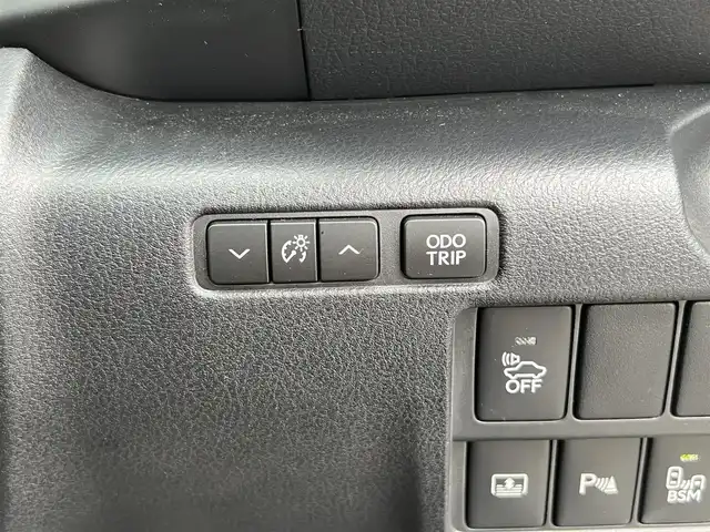 レクサス ＩＳ 300h バージョンL 栃木県 2016(平28)年 2.7万km ソニックチタニウム 純正ナビ/Bluetooth　CD　DVD/フルセグ　TV/バックカメラ/サンルーフ/・衝突軽減システム/・衝突軽減ブレーキ/・車線逸脱警報/・車線逸脱抑制機能/・歩行者検知機能/・ふらつき警報/・速度認識機能/・コーナーセンサー/クルーズコントロール/ステアリングスイッチ/シートヒーター/シートクーラー/パワーシート/オートライト/ヘッドライトLED