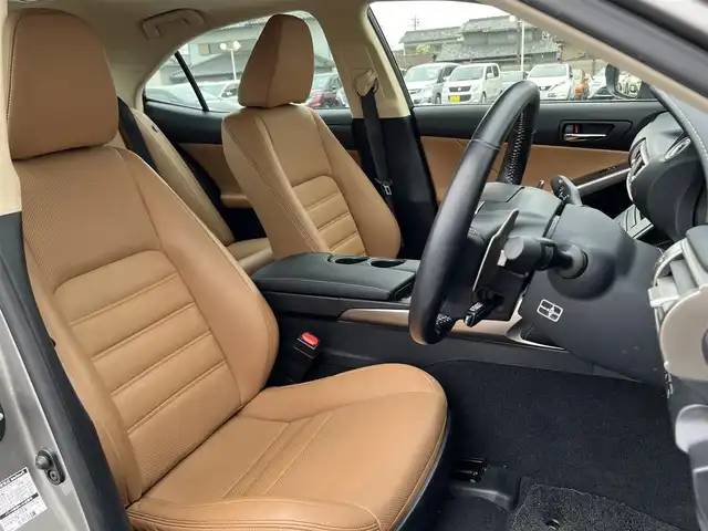 レクサス ＩＳ 300h バージョンL 栃木県 2016(平28)年 2.7万km ソニックチタニウム 純正ナビ/Bluetooth　CD　DVD/フルセグ　TV/バックカメラ/サンルーフ/・衝突軽減システム/・衝突軽減ブレーキ/・車線逸脱警報/・車線逸脱抑制機能/・歩行者検知機能/・ふらつき警報/・速度認識機能/・コーナーセンサー/クルーズコントロール/ステアリングスイッチ/シートヒーター/シートクーラー/パワーシート/オートライト/ヘッドライトLED