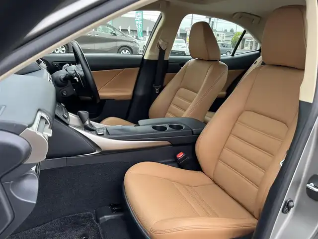 レクサス ＩＳ 300h バージョンL 栃木県 2016(平28)年 2.7万km ソニックチタニウム 純正ナビ/Bluetooth　CD　DVD/フルセグ　TV/バックカメラ/サンルーフ/・衝突軽減システム/・衝突軽減ブレーキ/・車線逸脱警報/・車線逸脱抑制機能/・歩行者検知機能/・ふらつき警報/・速度認識機能/・コーナーセンサー/クルーズコントロール/ステアリングスイッチ/シートヒーター/シートクーラー/パワーシート/オートライト/ヘッドライトLED