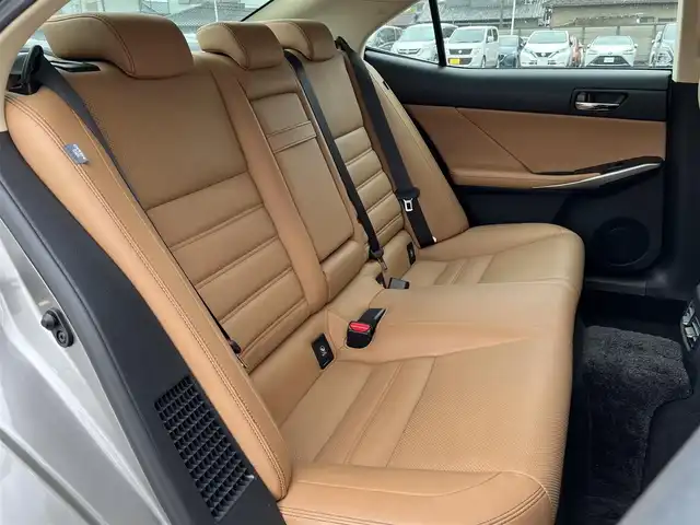 レクサス ＩＳ 300h バージョンL 栃木県 2016(平28)年 2.7万km ソニックチタニウム 純正ナビ/Bluetooth　CD　DVD/フルセグ　TV/バックカメラ/サンルーフ/・衝突軽減システム/・衝突軽減ブレーキ/・車線逸脱警報/・車線逸脱抑制機能/・歩行者検知機能/・ふらつき警報/・速度認識機能/・コーナーセンサー/クルーズコントロール/ステアリングスイッチ/シートヒーター/シートクーラー/パワーシート/オートライト/ヘッドライトLED