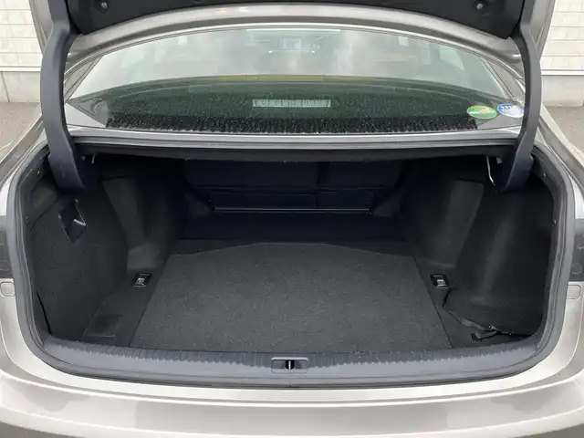 レクサス ＩＳ 300h バージョンL 栃木県 2016(平28)年 2.7万km ソニックチタニウム 純正ナビ/Bluetooth　CD　DVD/フルセグ　TV/バックカメラ/サンルーフ/・衝突軽減システム/・衝突軽減ブレーキ/・車線逸脱警報/・車線逸脱抑制機能/・歩行者検知機能/・ふらつき警報/・速度認識機能/・コーナーセンサー/クルーズコントロール/ステアリングスイッチ/シートヒーター/シートクーラー/パワーシート/オートライト/ヘッドライトLED