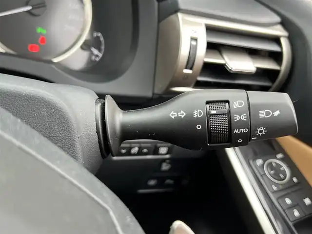 レクサス ＩＳ 300h バージョンL 栃木県 2016(平28)年 2.7万km ソニックチタニウム 純正ナビ/Bluetooth　CD　DVD/フルセグ　TV/バックカメラ/サンルーフ/・衝突軽減システム/・衝突軽減ブレーキ/・車線逸脱警報/・車線逸脱抑制機能/・歩行者検知機能/・ふらつき警報/・速度認識機能/・コーナーセンサー/クルーズコントロール/ステアリングスイッチ/シートヒーター/シートクーラー/パワーシート/オートライト/ヘッドライトLED