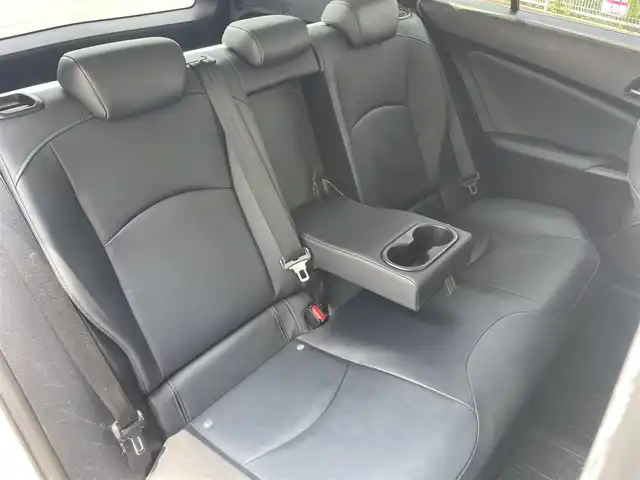 トヨタ プリウス S ツーリングセレクション 栃木県 2016(平28)年 14.7万km ホワイトパールクリスタルシャイン 株)IDOMが運営する【じしゃロン小山店】の自社ローン専用車両になります。こちらは現金またはオートローンご利用時の価格です。自社ローンご希望の方は別途その旨お申付け下さい//禁煙車/純正フルセグナビ/（CD/DVD/AM/FMラジオ）/(Bluetooth)/スマートキー/プッシュスタート/バックカメラ/プリクラッシュセーフティ/クルーズコントロール/ＥＴＣ/ステアリングリモコン/電動格納ドアミラー/パワーウインドウ/防眩ミラー/オートライト/純正エアロ