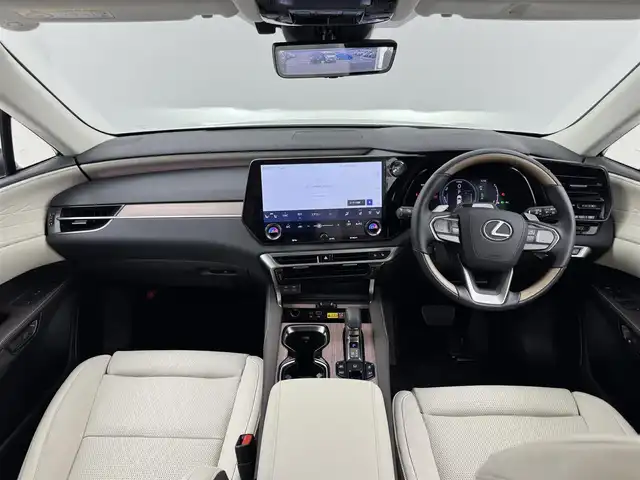 レクサス ＲＸ 450h+ バージョンL 愛知県 2023(令5)年 0.9万km ソニッククォーツ パノラマルーフ（チルト＆アウタースライド式）/レクサス純正エアロ（Ｆ・Ｒ）/レクサスセーフティシステム＋/・プリクラッシュセーフティ/・レーントレーシングアシスト/・ブレードスキャンアダプティブハイビーム/・ロードサインアシスト/・プロアクティブドライビングアシスト/・フロントクロストラフィックアラート/・ブラインドスポットモニター/輻射ヒーター（運転席＋助手席）/レーダークルーズコントロール/メーカー純正14インチナビ/・フルセグTV/CarPlay/Bluetooth/パノラミックビューモニター/ビルドインETC2.0/前後ドライブレコーダー/全席シートヒーター＋エアシート/置くだけ充電/デジタルインナーミラー/純正フロアマット/ホワイトレザーシート/ヘッドアップディスプレイ/パワーバックドア/カードキー
