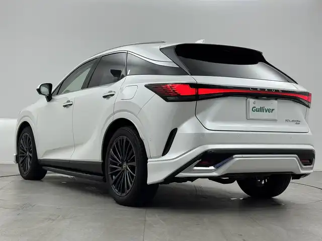 レクサス ＲＸ 450h+ バージョンL 愛知県 2023(令5)年 0.9万km ソニッククォーツ パノラマルーフ（チルト＆アウタースライド式）/レクサス純正エアロ（Ｆ・Ｒ）/レクサスセーフティシステム＋/・プリクラッシュセーフティ/・レーントレーシングアシスト/・ブレードスキャンアダプティブハイビーム/・ロードサインアシスト/・プロアクティブドライビングアシスト/・フロントクロストラフィックアラート/・ブラインドスポットモニター/輻射ヒーター（運転席＋助手席）/レーダークルーズコントロール/メーカー純正14インチナビ/・フルセグTV/CarPlay/Bluetooth/パノラミックビューモニター/ビルドインETC2.0/前後ドライブレコーダー/全席シートヒーター＋エアシート/置くだけ充電/デジタルインナーミラー/純正フロアマット/ホワイトレザーシート/ヘッドアップディスプレイ/パワーバックドア/カードキー