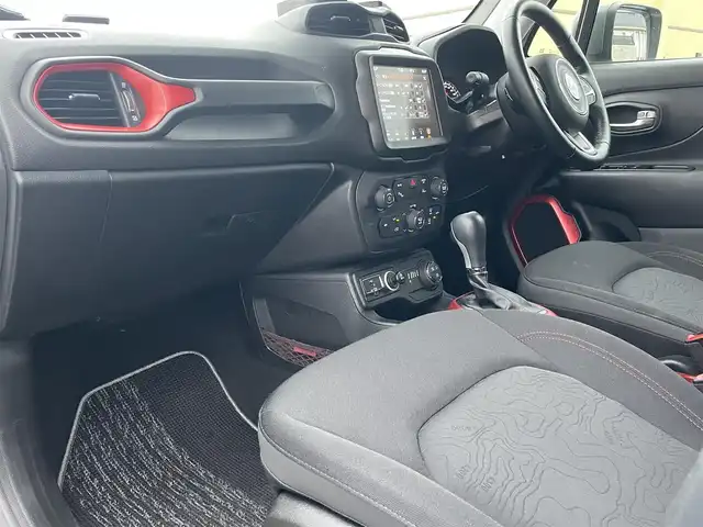 クライスラー・ジープ ジープ レネゲード トレイルホーク 静岡県 2020(令2)年 3.4万km 白 U connectナビフルセグTV Bluetooth/バックカメラ/レーンセンス BSM/ヒルアシスト/純正ルーフラック THULEキャリア/ドアハンドルカバー/クォーターガラスカバー/LEDヘッドライト/レインセンサー /フェンダーマーカー カバー/前後ドライブレコーダー/DSRCETC