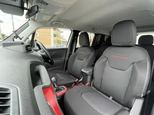 クライスラー・ジープ ジープ レネゲード トレイルホーク 静岡県 2020(令2)年 3.4万km 白 U connectナビフルセグTV Bluetooth/バックカメラ/レーンセンス BSM/ヒルアシスト/純正ルーフラック THULEキャリア/ドアハンドルカバー/クォーターガラスカバー/LEDヘッドライト/レインセンサー /フェンダーマーカー カバー/前後ドライブレコーダー/DSRCETC