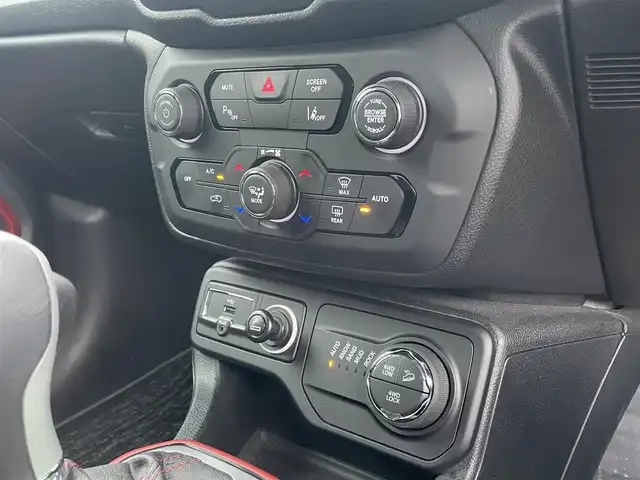 クライスラー・ジープ ジープ レネゲード トレイルホーク 静岡県 2020(令2)年 3.4万km 白 U connectナビフルセグTV Bluetooth/バックカメラ/レーンセンス BSM/ヒルアシスト/純正ルーフラック THULEキャリア/ドアハンドルカバー/クォーターガラスカバー/LEDヘッドライト/レインセンサー /フェンダーマーカー カバー/前後ドライブレコーダー/DSRCETC