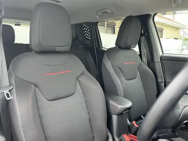 クライスラー・ジープ ジープ レネゲード トレイルホーク 静岡県 2020(令2)年 3.4万km 白 U connectナビフルセグTV Bluetooth/バックカメラ/レーンセンス BSM/ヒルアシスト/純正ルーフラック THULEキャリア/ドアハンドルカバー/クォーターガラスカバー/LEDヘッドライト/レインセンサー /フェンダーマーカー カバー/前後ドライブレコーダー/DSRCETC