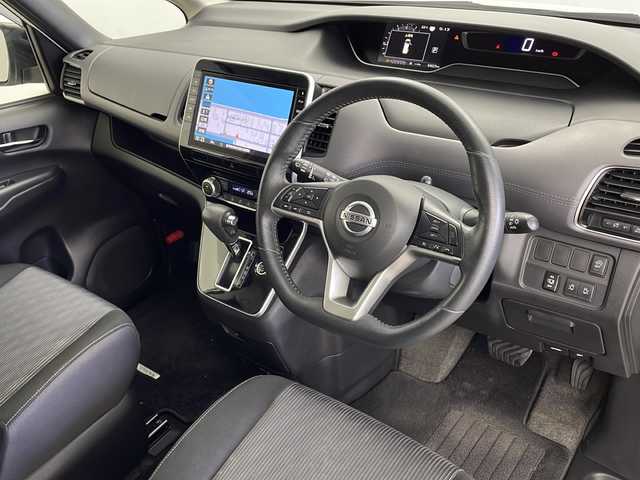 日産 セレナ ハイウェイスター 鹿児島県 2020(令2)年 6.4万km ブリリアントホワイトパール 純正10インチナビ/（AM/FM/CD/DVD/Bluetooth）/フリップダウンモニター/バックカメラ/エマージェンシーブレーキ/クルーズコントロール/ブラインドスポットモニター/ドライブレコーダー/革巻きステアリング/ステアリングリモコン/LEDオートライト/フォグランプ/両側パワースライドドア/コーナーセンサー/電格ミラー/プッシュスタート/スマートキー/純正フロアマット