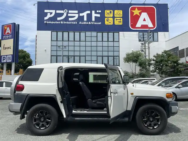 トヨタ ＦＪクルーザー 熊本県 2015(平27)年 6.7万km ホワイト 純正ナビ/（CD・DVD・フルセグTV・BTオーディオ・SD）/バックカメラ/ETC/ドライブレコーダー/HFULLCROSS・17インチAW/背面タイヤハードカバー/フォグライト/サイドステップ/ステアリングスイッチ/横滑り防止装置/純正フロアマット/純正ドアバイザー/新車保証書/取扱説明書/スペアキー×2本