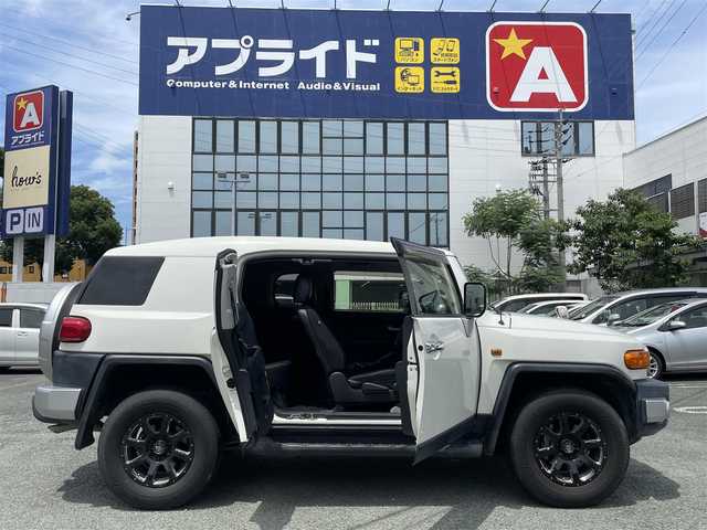 トヨタ ＦＪクルーザー 熊本県 2015(平27)年 6.7万km ホワイト 純正ナビ/（CD・DVD・フルセグTV・BTオーディオ・SD）/バックカメラ/ETC/ドライブレコーダー/HFULLCROSS・17インチAW/背面タイヤハードカバー/フォグライト/サイドステップ/ステアリングスイッチ/横滑り防止装置/純正フロアマット/純正ドアバイザー/新車保証書/取扱説明書/スペアキー×2本