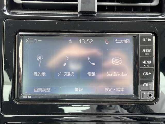 トヨタ プリウス S 山口県 2020(令2)年 5.3万km スーパーホワイトⅡ 純正SDナビ【NSCN-W68】/・ワンセグテレビ/・Bluetooth/バックカメラ/スマートキー/プッシュスタート/LEDヘッドライト/純正フロアマット/トヨタセーフティーセンス/・プリクラッシュセーフティ/・レーントレーシングアシスト/・レーダークルーズコントロール（全車速追従機能付）/・オートマチックハイビーム/・ロードサインアシスト/先行車発進告知機能 /パーキングサポートブレーキ（前後方静止物）/ドライブスタートコントロール/EBD（電子制動力配分制御）付ABS＆ブレーキアシスト/S-VSC（ステアリング協調車両安定性制御システム）/ヒルスタートアシストコントロール