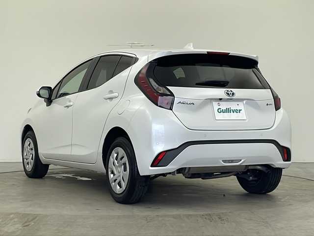 トヨタ アクア G 秋田県 2024(令6)年 2.3万km プラチナホワイトパールマイカ 4WD/純正ナビ　/AM／FM／Bluetooth/衝突被害軽減システム/バックカメラ　/寒冷地仕様/ワイパーデアイサー　/レーダークルーズコントロール　/レーンキープアシスト　/横滑り防止装置/パーキングサポートブレーキ/クリアランスソナー/先行車発進告知/ドラレコ一体型ルームミラー　/ＥＴＣ　/ＬＥＤヘッドライト　/オートマチックハイビーム/革巻きステアリング/AC100V/純正ホイールキャップ/スマートキー